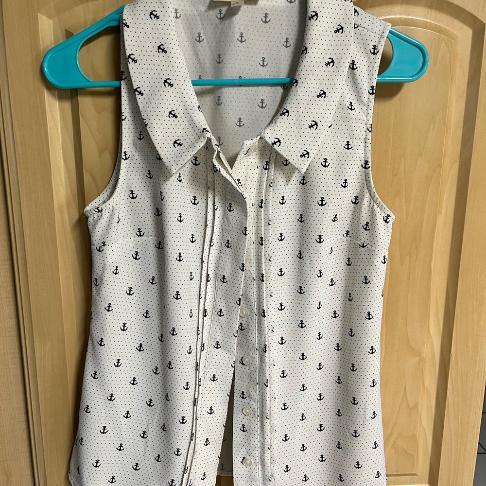 White sleeveless tank top with scoop neck and nautical print